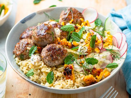 Putenfleischbällchen mit Reis-Fenchel-Salat
