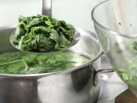 Putenrouladen auf Blattspinat Zubereitung Schritt 2 Putenrouladen auf Blattspinat Zubereitung Schritt 2