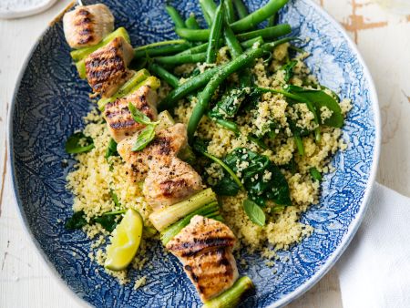 Putenspieße mit Bulgur, Bohnen und Spinat