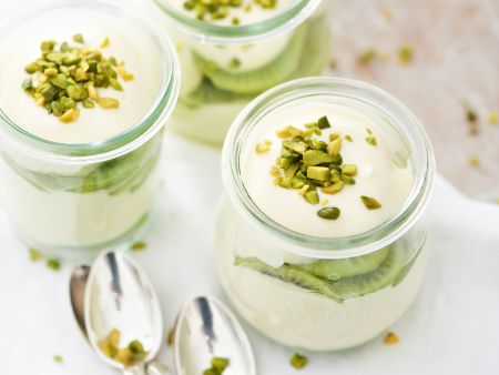 Quarkdessert mit Kiwis und Pistazien Quarkdessert mit Kiwis und Pistazien