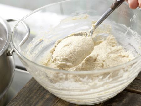 Quarkklößchen mit Erdbeersauce Zubereitung Schritt 4 Quarkklößchen mit Erdbeersauce Zubereitung Schritt 4