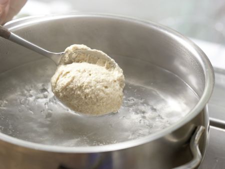 Quarkklößchen mit Erdbeersauce Zubereitung Schritt 5 Quarkklößchen mit Erdbeersauce Zubereitung Schritt 5