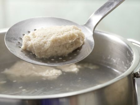 Quarkklößchen mit Erdbeersauce Zubereitung Schritt 7 Quarkklößchen mit Erdbeersauce Zubereitung Schritt 7