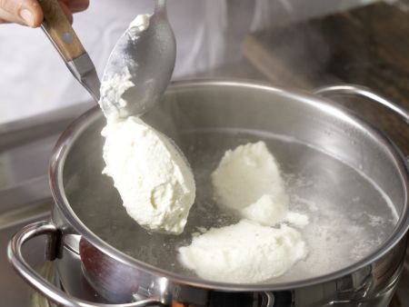 Quarkklöße auf Paprikagemüse Zubereitung Schritt 6 Quarkklöße auf Paprikagemüse Zubereitung Schritt 6
