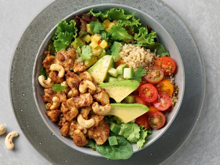 Quinoa-Bowl mit Cashew-Tofu