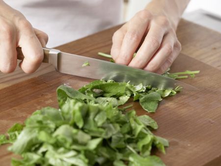 Radieschen-Kartoffel-Suppe Zubereitung Schritt 1 Radieschen-Kartoffel-Suppe Zubereitung Schritt 1