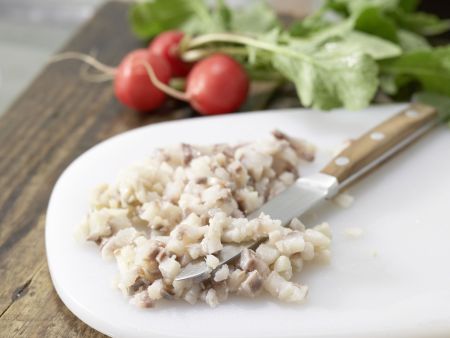 Radieschen-Matjes-Tatar Zubereitung Schritt 1 Radieschen-Matjes-Tatar Zubereitung Schritt 1