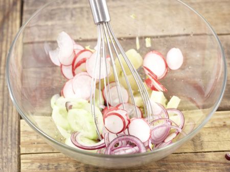 Radieschen-Sprossen-Salat Zubereitung Schritt 7 Radieschen-Sprossen-Salat Zubereitung Schritt 7