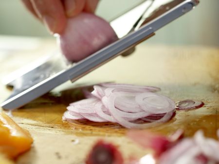 Pizza mit Räucherlachs Zubereitung Schritt 2 Pizza mit Räucherlachs Zubereitung Schritt 2