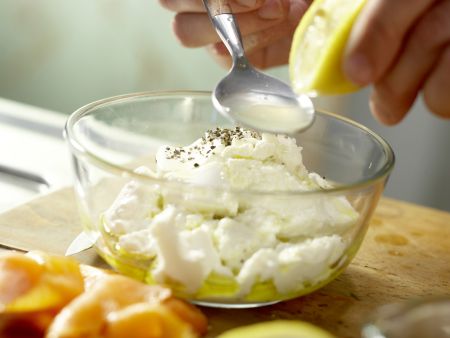 Pizza mit Räucherlachs Zubereitung Schritt 3 Pizza mit Räucherlachs Zubereitung Schritt 3