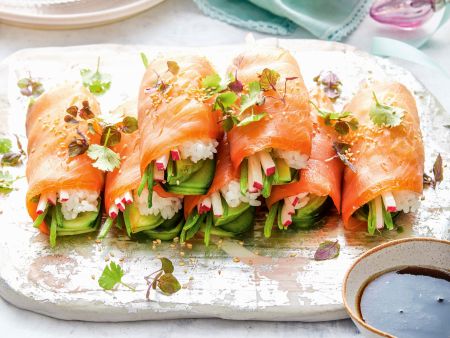 Räucherlachsröllchen mit Reis und Gemüse