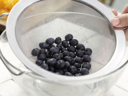 Raspelmöhrensalat mit Heidelbeeren Zubereitung Schritt 3 Raspelmöhrensalat mit Heidelbeeren Zubereitung Schritt 3