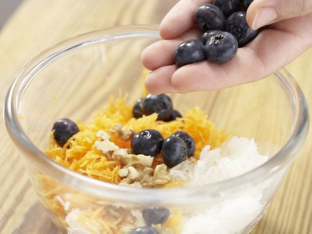 Raspelmöhrensalat mit Heidelbeeren Zubereitung Schritt 4 Raspelmöhrensalat mit Heidelbeeren Zubereitung Schritt 4