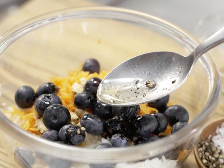 Raspelmöhrensalat mit Heidelbeeren Zubereitung Schritt 6 Raspelmöhrensalat mit Heidelbeeren Zubereitung Schritt 6
