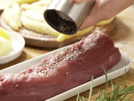 Rehrücken mit Chili-Schoko-Sauce Zubereitung Schritt 8 Rehrücken mit Chili-Schoko-Sauce Zubereitung Schritt 8
