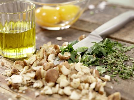 Rehrücken mit Kräuter-Nuss-Kruste Zubereitung Schritt 1 Rehrücken mit Kräuter-Nuss-Kruste Zubereitung Schritt 1