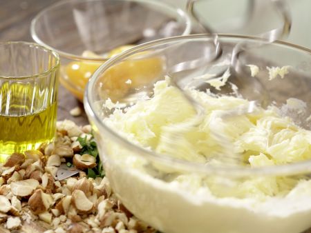Rehrücken mit Kräuter-Nuss-Kruste Zubereitung Schritt 2 Rehrücken mit Kräuter-Nuss-Kruste Zubereitung Schritt 2