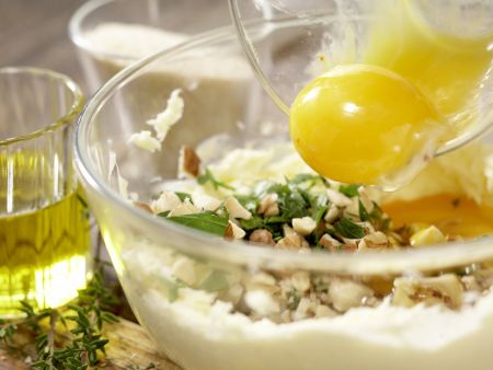 Rehrücken mit Kräuter-Nuss-Kruste Zubereitung Schritt 3 Rehrücken mit Kräuter-Nuss-Kruste Zubereitung Schritt 3