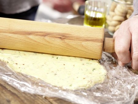 Rehrücken mit Kräuter-Nuss-Kruste Zubereitung Schritt 4 Rehrücken mit Kräuter-Nuss-Kruste Zubereitung Schritt 4