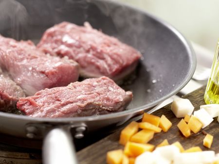 Rehrücken mit Kräuter-Nuss-Kruste Zubereitung Schritt 9 Rehrücken mit Kräuter-Nuss-Kruste Zubereitung Schritt 9
