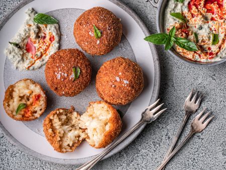 Reisbällchen mit Käsefüllung und Joghurtdip