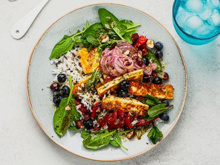 Reissalat mit Halloumi und Heidelbeeren