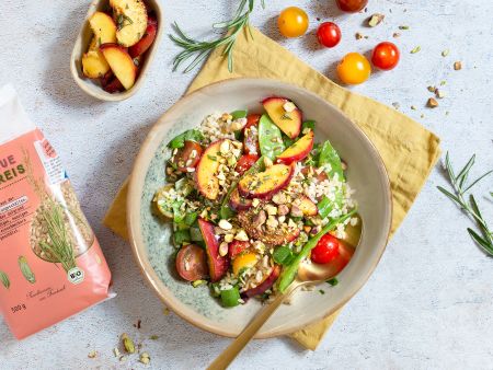 Sommerlicher Reissalat mit Tomaten, Zuckerschoten und Nektarinen