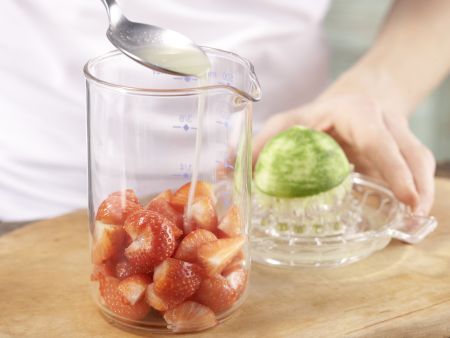 Rhabarber-Erdbeer-Smoothie Zubereitung Schritt 5 Rhabarber-Erdbeer-Smoothie Zubereitung Schritt 5