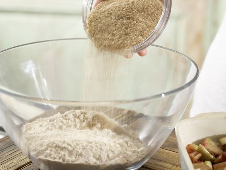 Rhabarber-Streusel-Auflauf Zubereitung Schritt 3 Rhabarber-Streusel-Auflauf Zubereitung Schritt 3