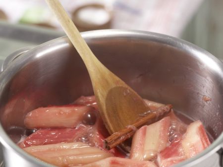 Rhabarberkompott Zubereitung Schritt 2 Rhabarberkompott Zubereitung Schritt 2
