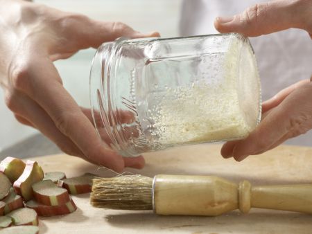 Rhabarberkuchen im Glas Zubereitung Schritt 2 Rhabarberkuchen im Glas Zubereitung Schritt 2