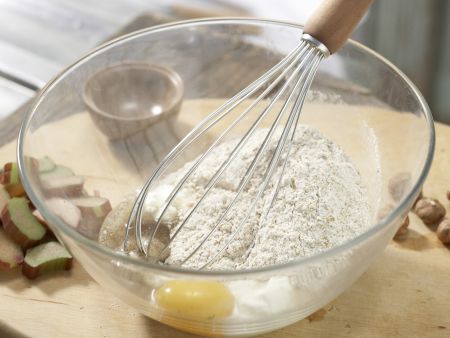 Rhabarberkuchen im Glas Zubereitung Schritt 3 Rhabarberkuchen im Glas Zubereitung Schritt 3