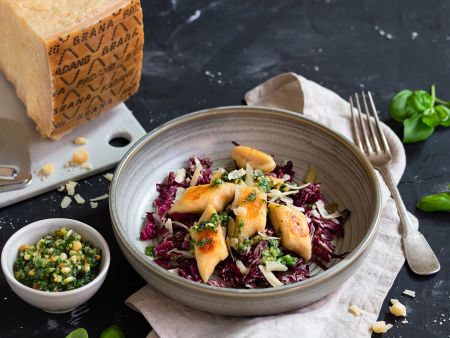 Ricotta-Gnocchi mit Kräuter-Grana-Padano-Pesto und Radicchio