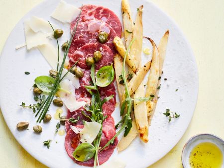 Rinder-Carpaccio mit gebratenem weißem Spargel