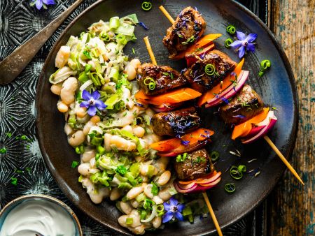 Rindfleisch-Möhren-Spieße mit Bohnen-Lauch-Gemüse