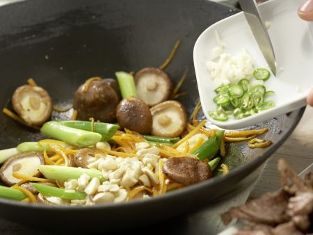 Rindfleisch-Shiitake-Wok Zubereitung Schritt 10 Rindfleisch-Shiitake-Wok Zubereitung Schritt 10