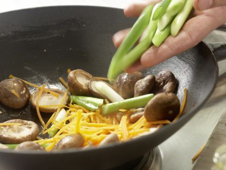 Rindfleisch-Shiitake-Wok Zubereitung Schritt 9 Rindfleisch-Shiitake-Wok Zubereitung Schritt 9