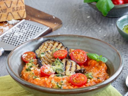 Tomaten-Risotto mit gegrillter Aubergine und Grana-Padano-Basilikum-Öl