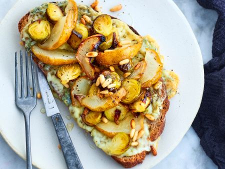 Röstbrot mit Birnen und Rosenkohl