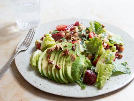 Romanasalat mit Kichererbsen, Roter Bete und Hummus-Dressing