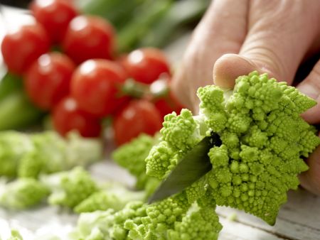 Romanesco-Kohlrabi-Ragout Zubereitung Schritt 2 Romanesco-Kohlrabi-Ragout Zubereitung Schritt 2