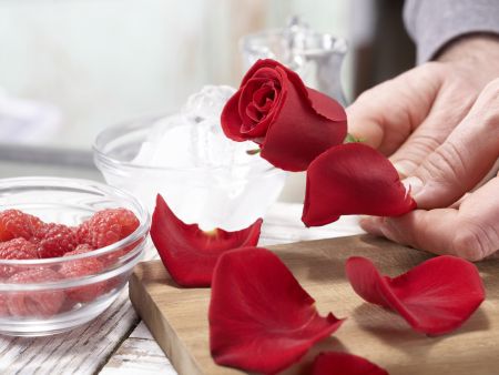 Rosenblüten-Milchmix Zubereitung Schritt 1 Rosenblüten-Milchmix Zubereitung Schritt 1