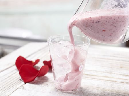 Rosenblüten-Milchmix Zubereitung Schritt 2 Rosenblüten-Milchmix Zubereitung Schritt 2