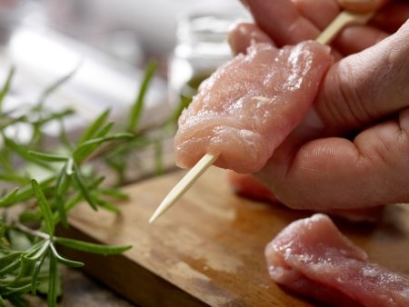 Rosmarin-Kaninchen-Spieße Zubereitung Schritt 2 Rosmarin-Kaninchen-Spieße Zubereitung Schritt 2