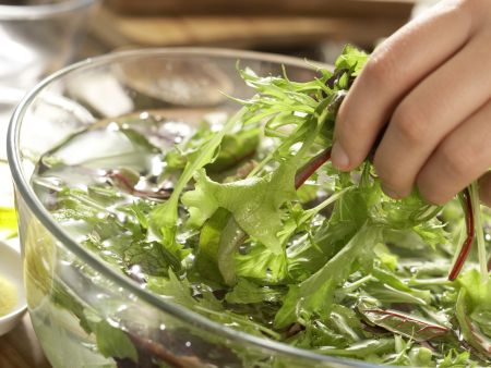 Rotbarbe auf Salate-Mix Zubereitung Schritt 6 Rotbarbe auf Salate-Mix Zubereitung Schritt 6