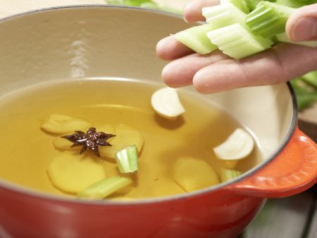 Rotbarbenfilets im Ingwersud Zubereitung Schritt 2 Rotbarbenfilets im Ingwersud Zubereitung Schritt 2