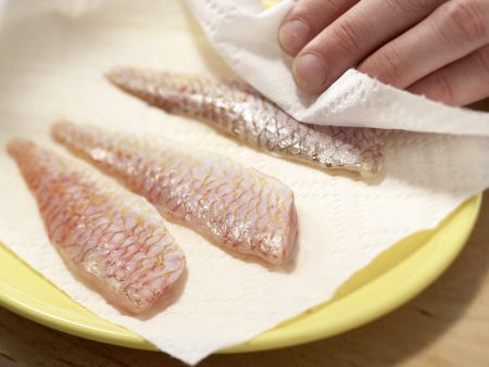 Rotbarbenfilets im Ingwersud Zubereitung Schritt 3 Rotbarbenfilets im Ingwersud Zubereitung Schritt 3