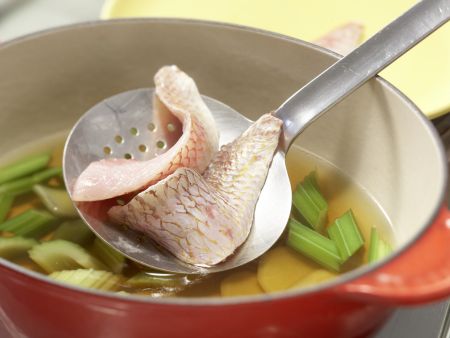 Rotbarbenfilets im Ingwersud Zubereitung Schritt 4 Rotbarbenfilets im Ingwersud Zubereitung Schritt 4