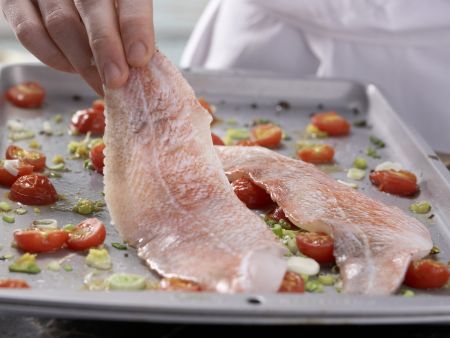 Rotbarschfilet mit Kirschtomaten Zubereitung Schritt 5 Rotbarschfilet mit Kirschtomaten Zubereitung Schritt 5