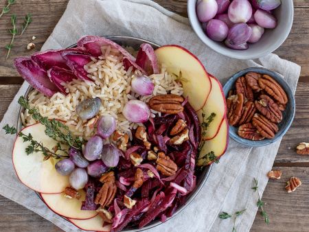 Rote-Bete-Apfel-Bowl mit Reis, Chicorée und karamellisierten Schalotten